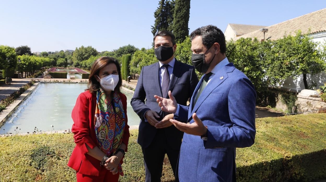 La ministra de Defensa, Margarita Robles, junto al alcalde de Córdoba, José María Bellido, y al presidente de la Junta de Andalucía, Juanma Moreno