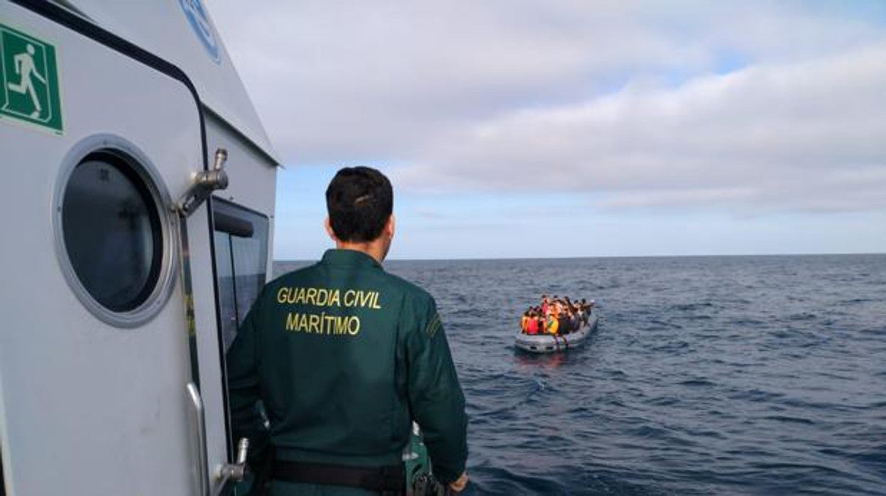 Un agente de la Guardia Civil ante una patera durante un rescate