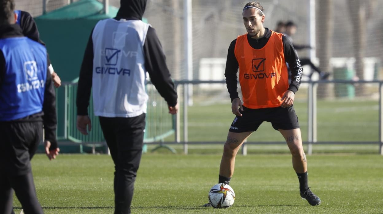 El defensa del Córdoba CF Dragisa Gudelj recibe el balón en el entrenamiento