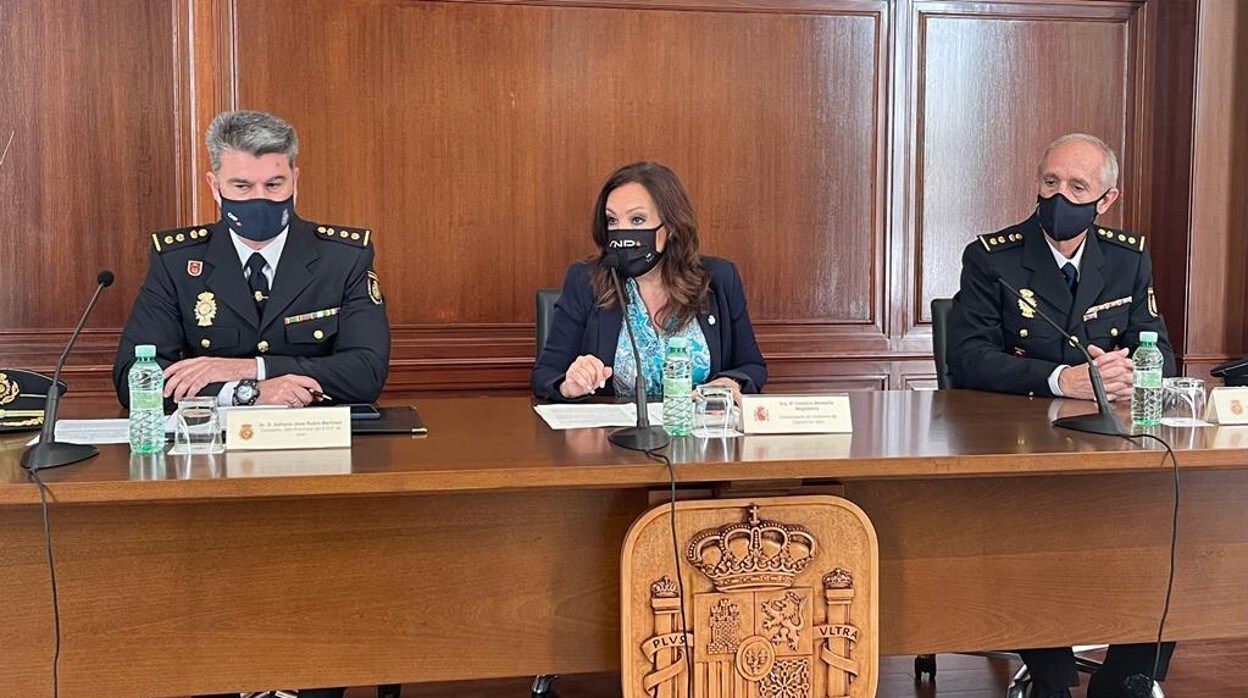 La subdelegada del Gobierno, Catalina Madueño, junto a dos jefes de la Policía Nacional