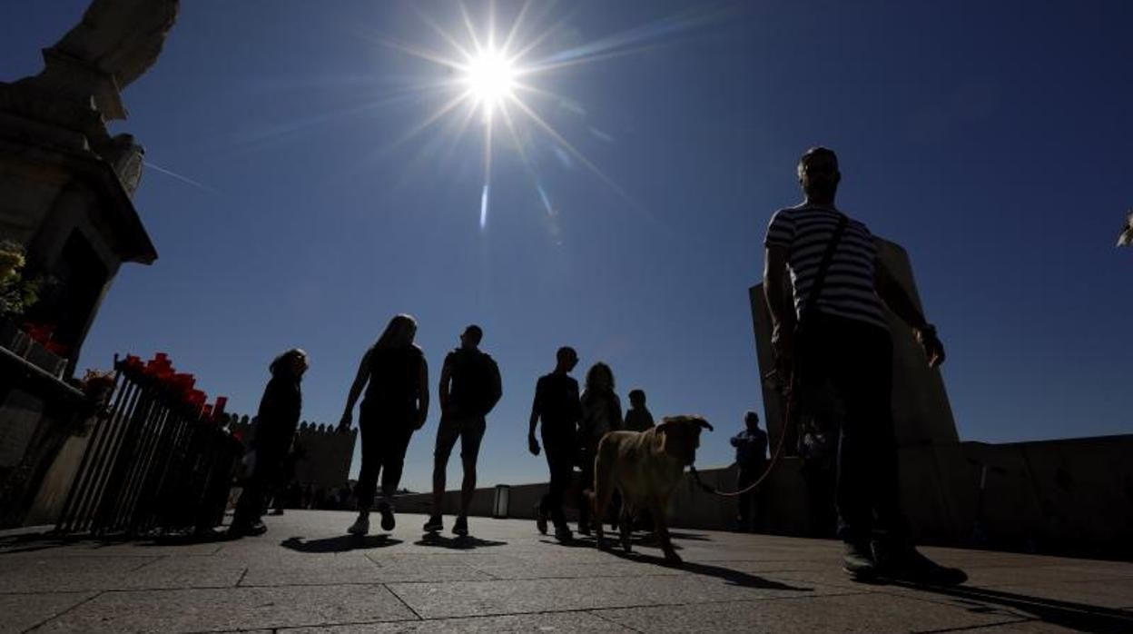 Un grupo de personas pasea bajo un intenso calor en Córdoba