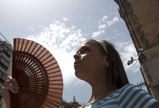 Una joven se abanica por el calor en Jaén