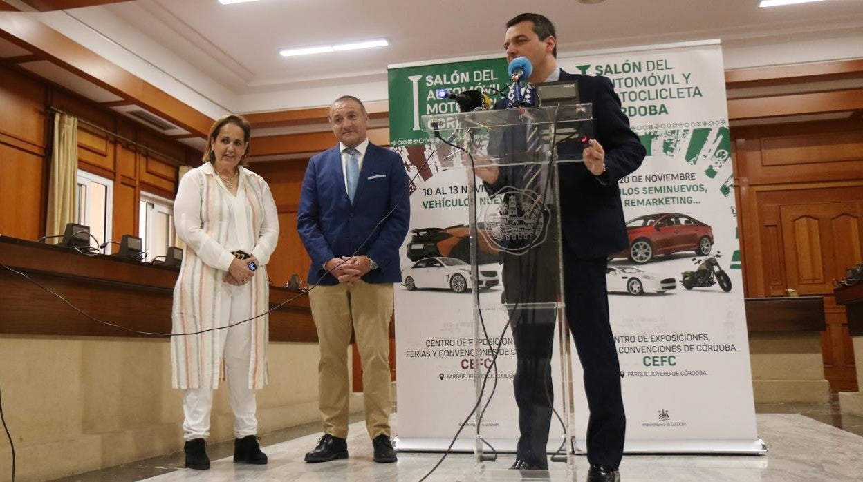 Un momento de la presentación, hoy en el Ayuntamiento del Salón del Automóvil y la Motocicleta