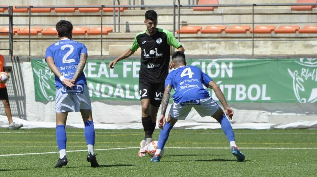 Nacho Fernández encara a dos defensas del Xerez CD en la eliminatoria del sábado en Estepona