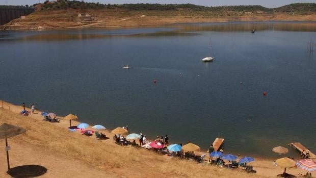 La playa de La Breña de Almodóvar del Río, en Córdoba, consigue su primera bandera azul