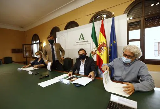 Aloisio, en el centro, sentado, en la Delegación del Gobierno de Córdoba