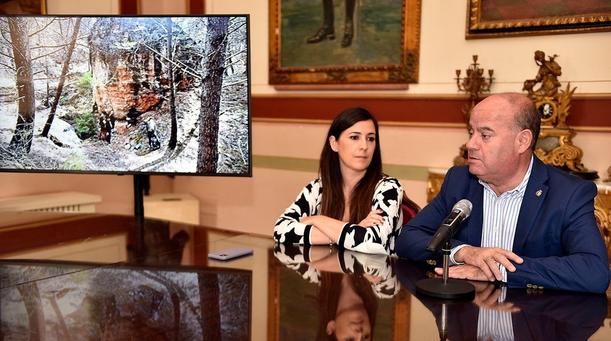 El alcalde de Antequera, Manuel Barón con la edil de Patrimonio Histórico, Ana Cebrián, durante la presentación del descubrimiento