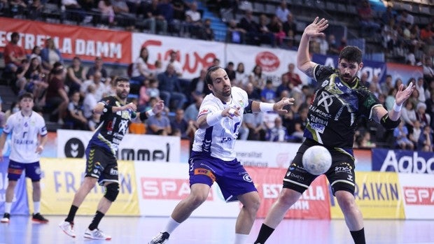 Balonmano | El Ángel Ximénez Puente Genil empata de forma heroica ante Granollers (23-23)