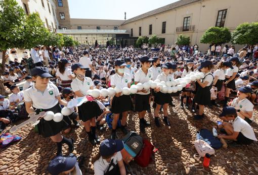 Rosario de gran tamaño, en manos de alumnos del colegio Alauda