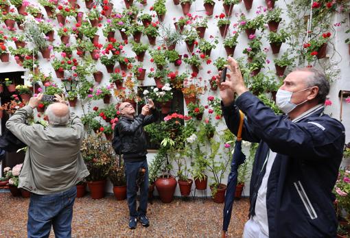 Varias personas fotografían el patio de Martín de Roa, 9 el primer día del Festival