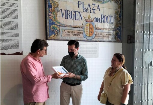 Fernando Díaz y Juani Trujillo entregan un diploma de agradecimiento a Manuel Galán, responsable del Museo del Rocío y de la Oficina del Peregrino