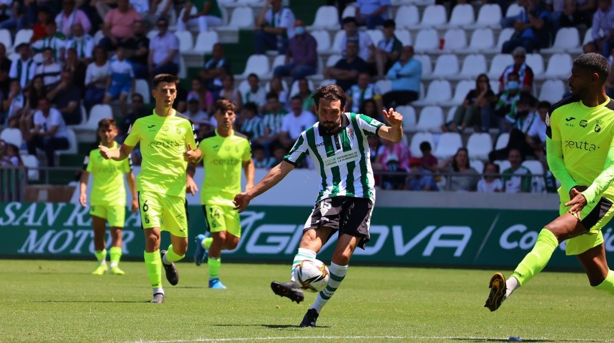 Álex Bernal golpea el balón durante un partido