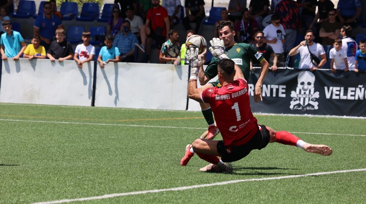 Luismi dispara para el Córdoba CF, este domingo, ante el Vélez en Vivar Téllez