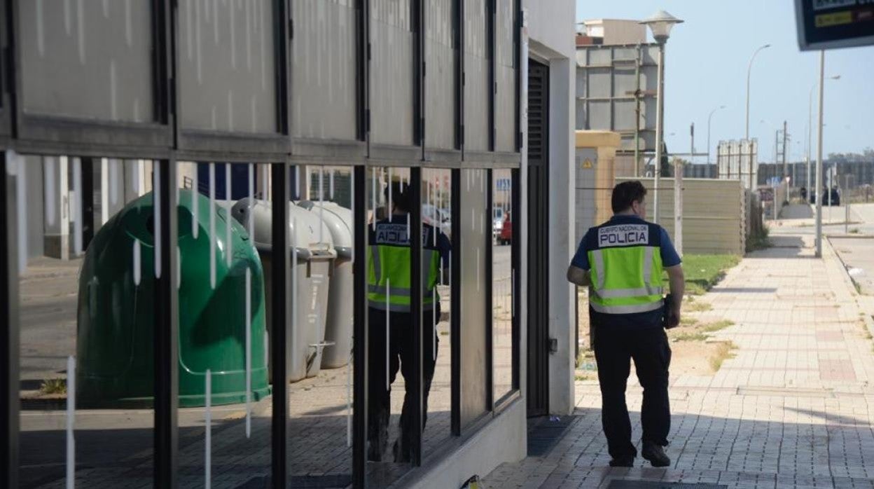 Agente de la Policía Nacional a las puertas de la discoteca en la que tuvo lugar el atropello mortal