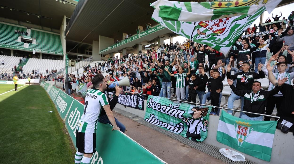 Los aficionados del Córdoba animan al equipo al final de un partido