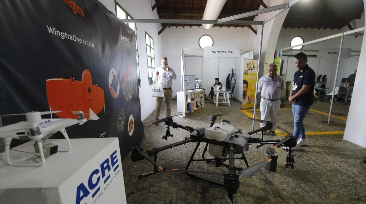 Asistentes a la Feria del Olivo observan un dron en uno de los expositores