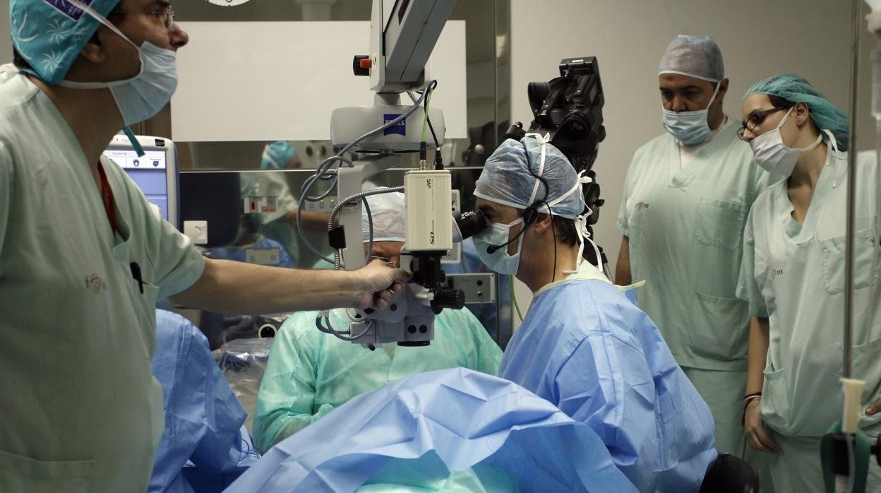 Una operación oftalmológica en un centro hospitalario