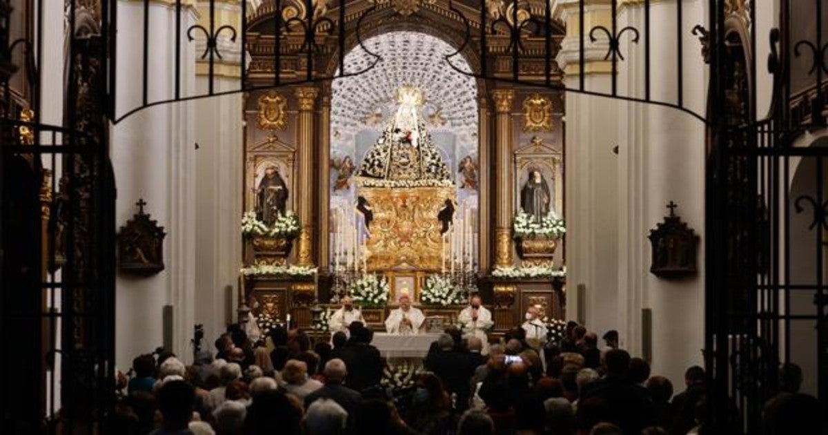 La iglesia de San Jacinto, repleta de devotos en la misa del Viernes de Dolores de 2022