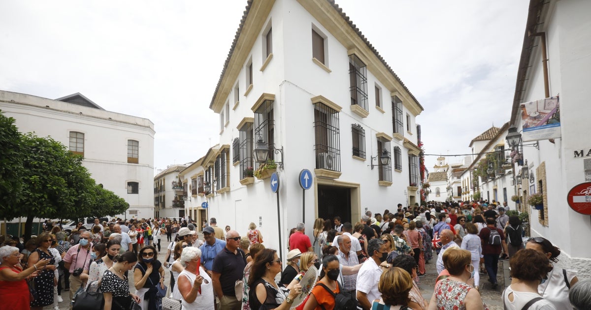 Público en los Patios