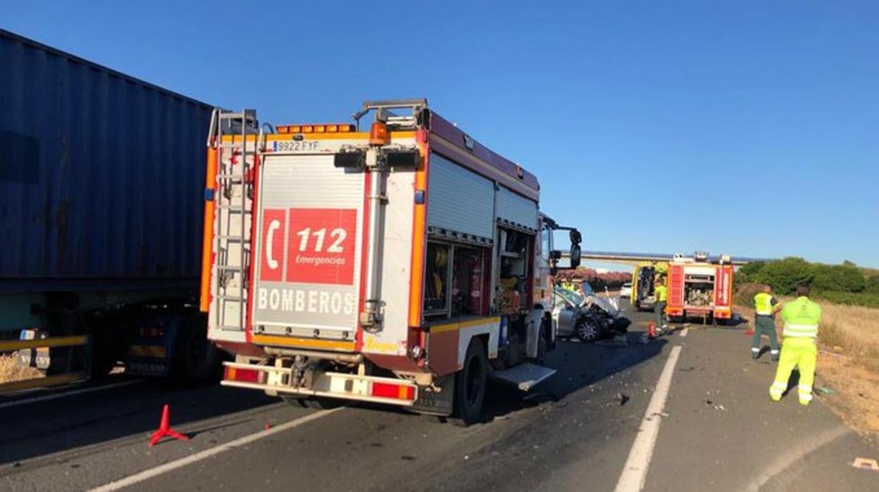 Diversos efectivos del Consorcio de Bomberos de Huelva atienden el accidente