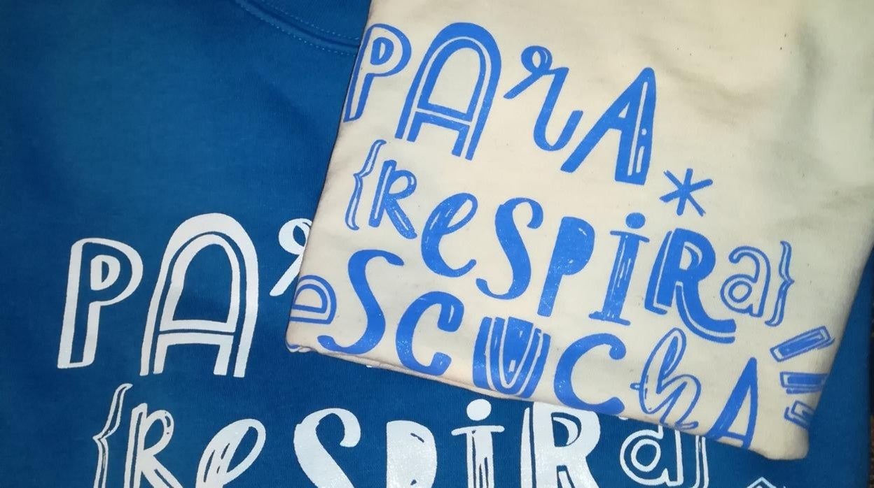 Dos camisetas con el eslogan 'Para, respira, escucha'