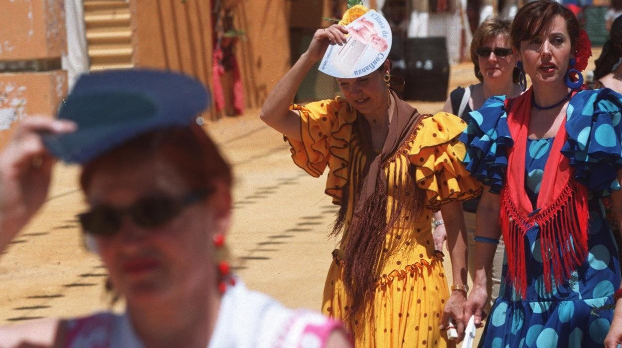 Varias mujeres se protegen del calor durante una edición anterior de la Feria de Córdoba