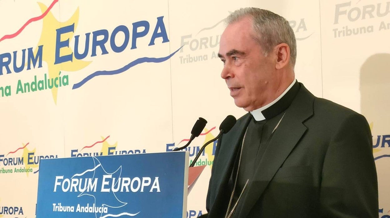 Monseñor Jesús Catalá, durante el desayuno informativo