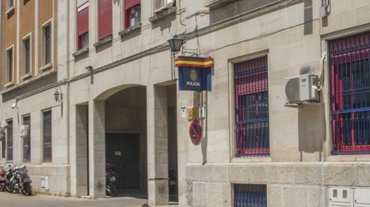 Dos agentes de la Policía Nacional de Jaén inspeccionan el material informático