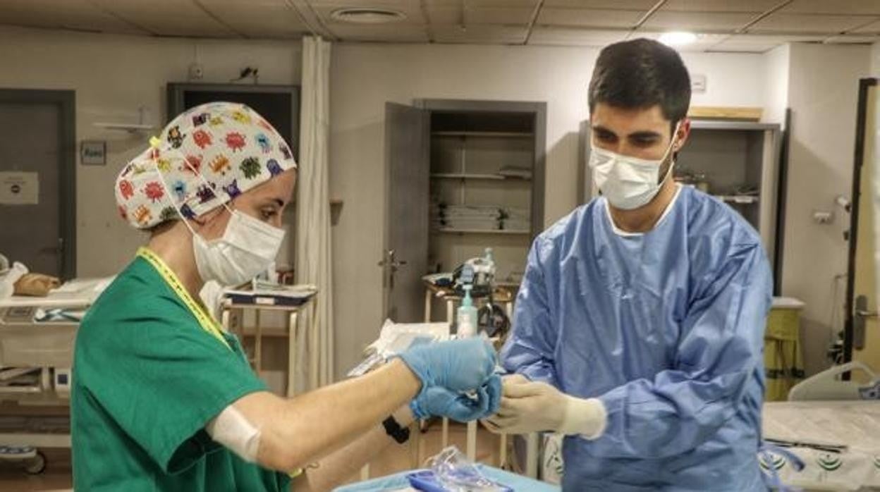 Dos sanitarios trabajando en un hospital de Córdoba