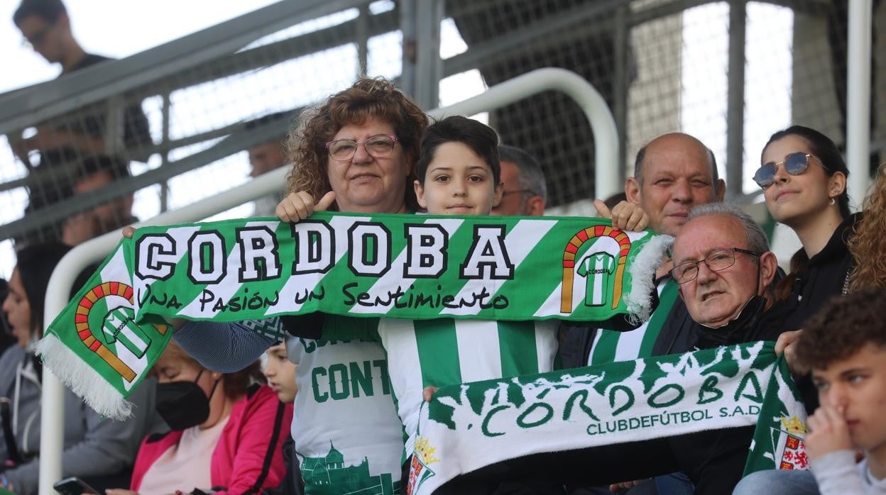 Una familia aficionada del Córdoba disfruta un partido en El Arcángel