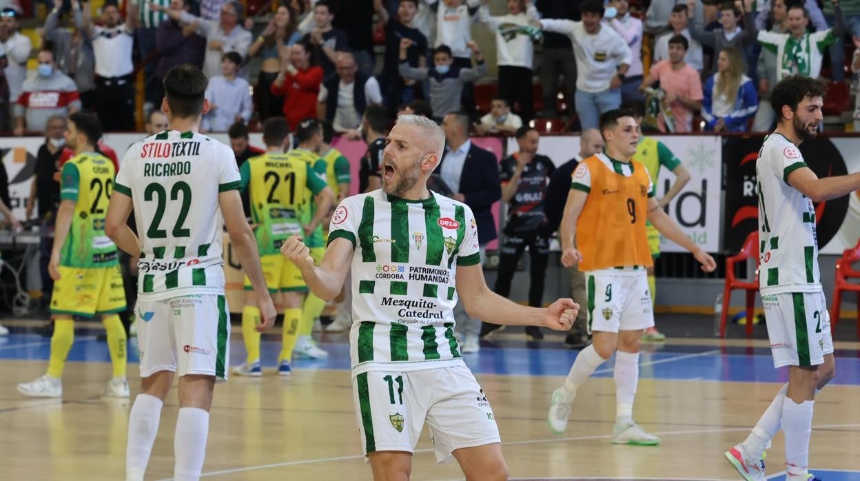 Miguelín celebra un gol del Córdoba Patrimonio en Vista Alegre