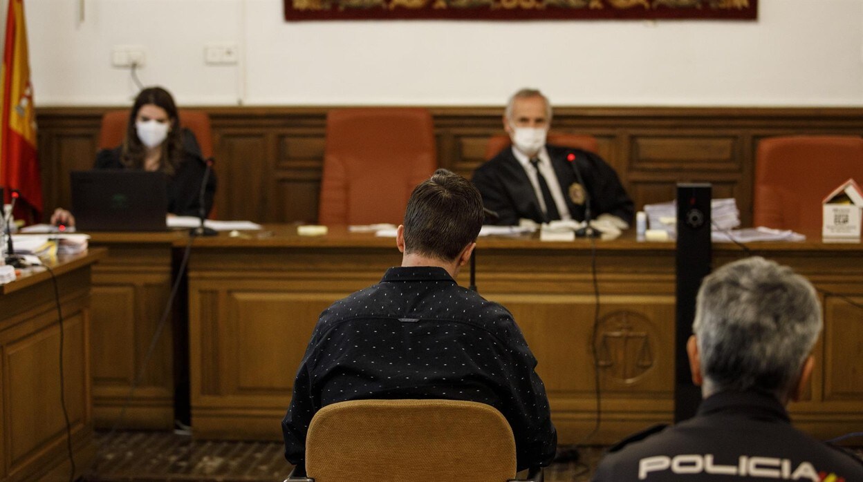 Imagen del juicio al legionario por el degollamiento de su expareja en Granada