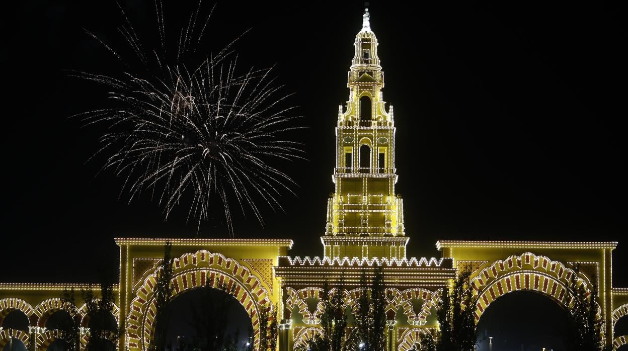 Portada iluminada de la Feria de Córdoba con los fuegos artificales