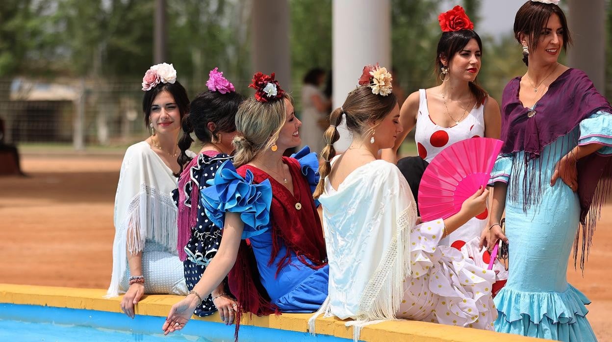 Un grupo de flamencas junto a la portada