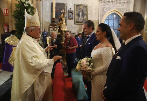 Los novios ante el obispo de Córdoba, monseñor Demetrio Fernández