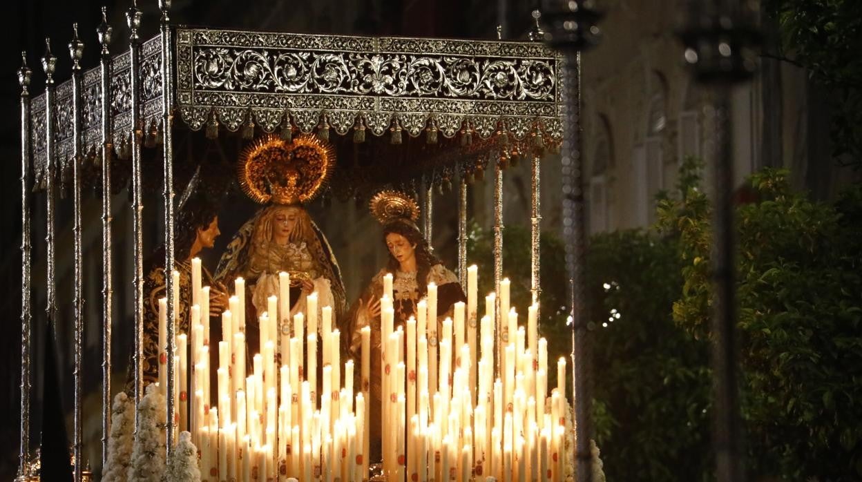 Nuestra Señora del Desconsuelo en su Soledad, en su paso de palio el Viernes Santo