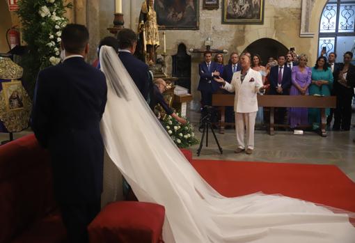 El pele interpreta ante los novios el Padre Nuestro en la iglesia de Santa Marina