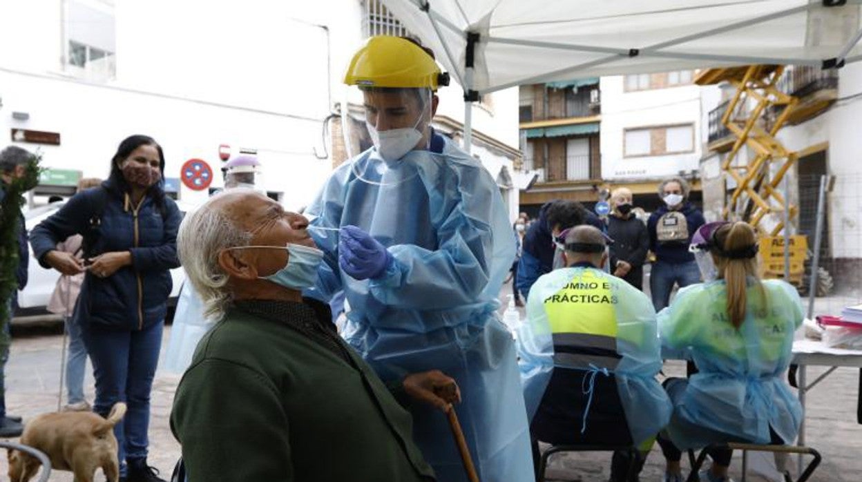 Sanitario tomando una muestra para analizar en laboratorio