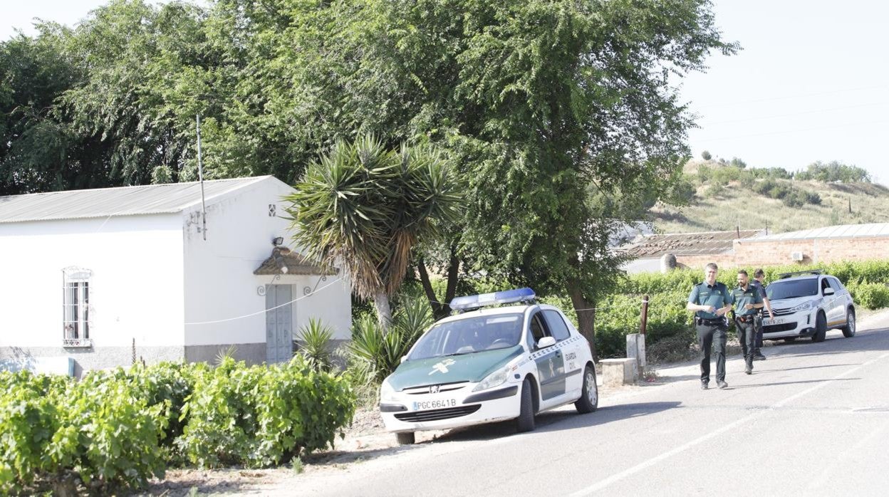 Guardia Civil y Policía Local en la casa de campo donde vivían la víctima y su asesino