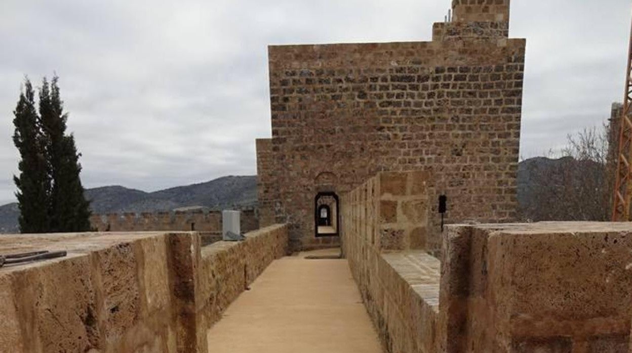 Una de las torres y muros del Castillo de Priego ya restauradas