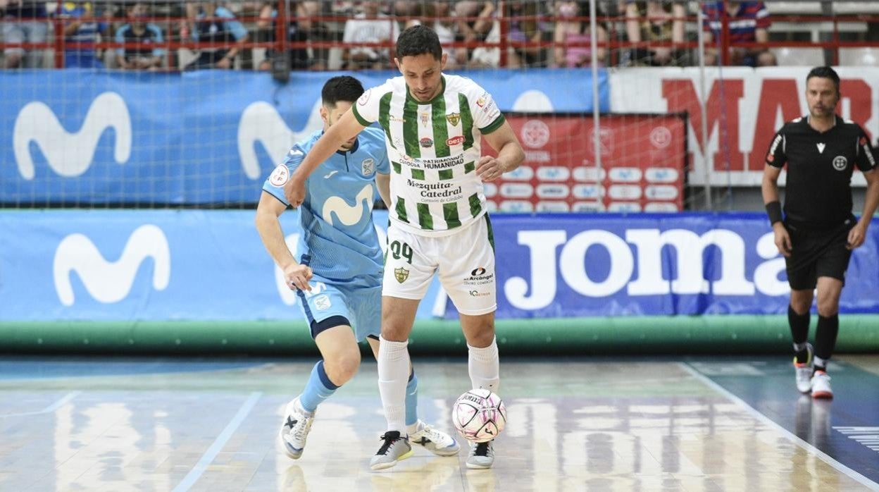 El brasileño Caio conduce el balón en el partido ante el Movistar Inter