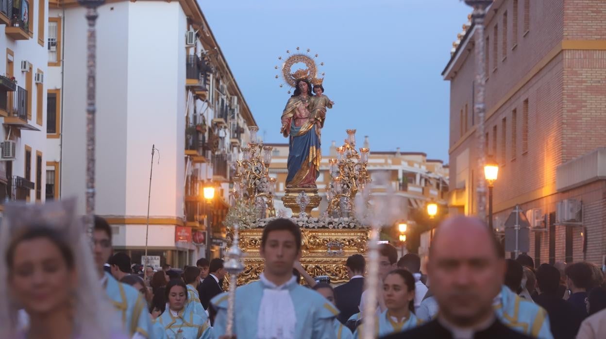 El paso de María Auxiliadora, a su salida del colegio