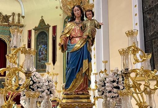 La Virgen, ya dispuesta sobre su paso