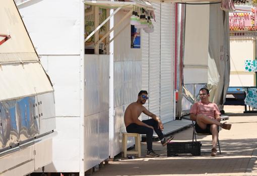 Dos feriantes descansan al mediodía de ayer