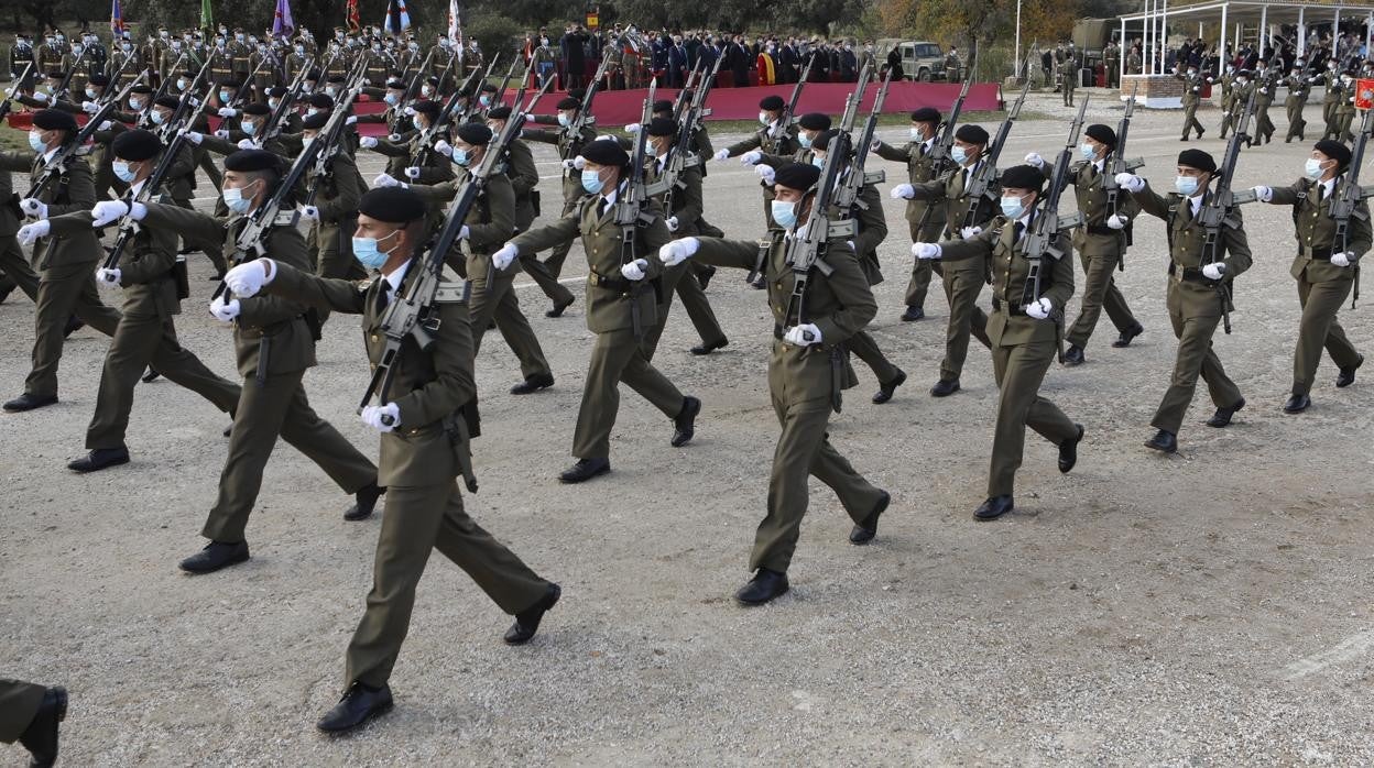 Desfile militar en la base de Cerro Muriano con motivo del día de la Inmaculada