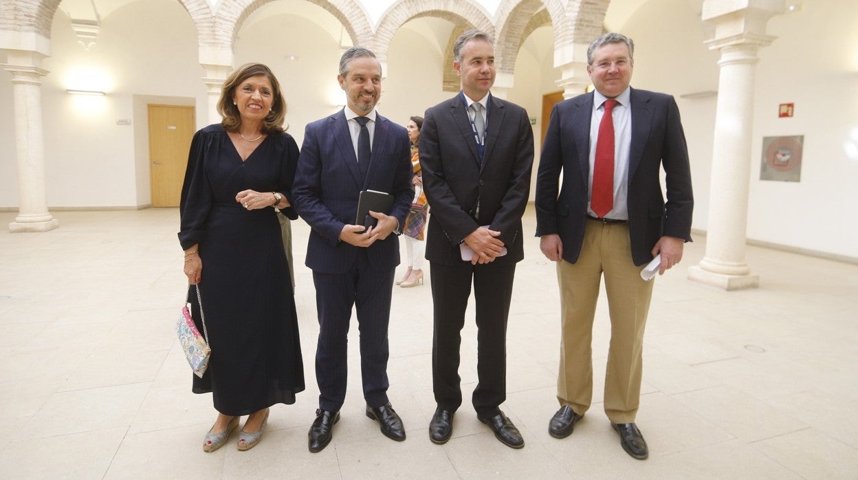 Juan Bravo en el centro junto a los representantes de los asesores fiscales de España en su congreso en Córdoba