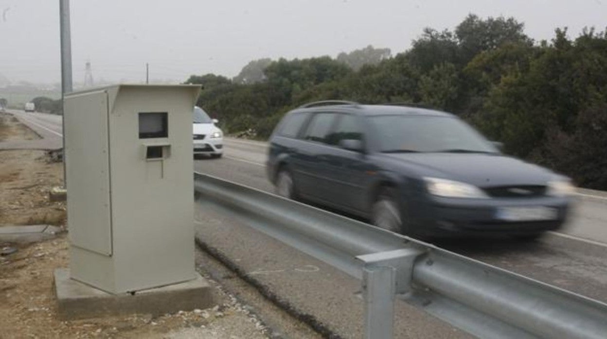 Uno de los radares fijos que existen en las carreteras andaluzas