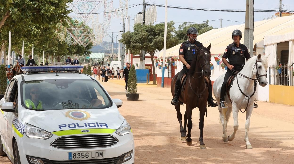 Agentes de las policías Local y Nacional, este martes en El Arenal