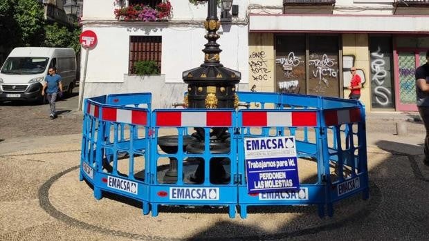 Emacsa repara la fuente de la plaza de la Almagra, junto a la plaza de la Corredera, por su deterioro