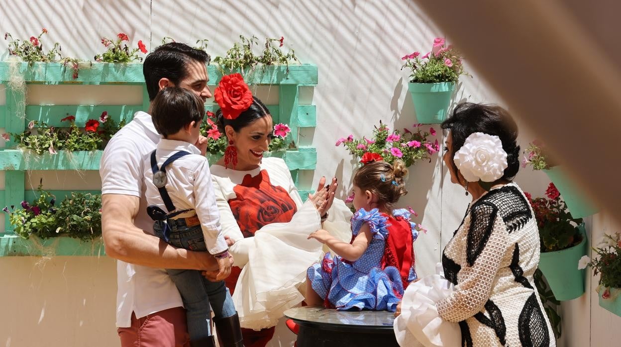 Una familia en el interior de una caseta